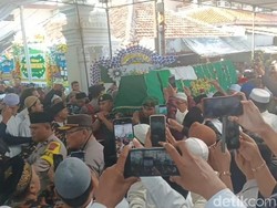 Lautan Pelayat Antar Jenazah Syarifah Salma Istri Habib Luthfi ke Makam