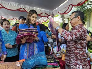 Kahiyang Berkunjung ke Klungkung, Borong Kain Endek untuk Jokowi Kahiyang Berkunjung ke Klungkung, Borong Kain Endek untuk Jokowi