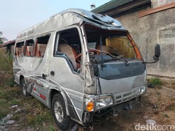 Ringsek! Begini Penampakan Elf Pengantar Haji yang Terguling di Tol Boyolali