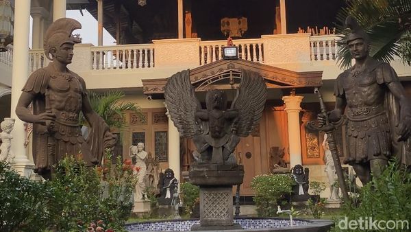 Menelusuri Bangunan Megah bak Kastil di Balik Gang Sempit Kotagede