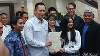 Momen AHY Serahkan Sisa Sertifikat Tanah Ibunda Nirina yang Digelapkan Eks ART
