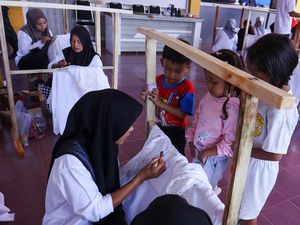 Warga Banyuwangi Dilatih Membatik