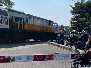 Para Penantang Maut di Pintu Perlintasan KA Ahmad Yani Bandung Para Penantang Maut di Pintu Perlintasan KA Ahmad Yani Bandung