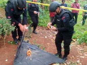 Warga Majalengka Temukan Granat Aktif Saat Gali Kubur Warga Majalengka Temukan Granat Aktif Saat Gali Kubur