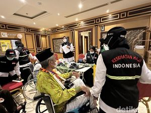 Aksi Jemput Bola Tim Kesehatan, Periksa Jemaah Berisiko Tinggi di Setiap Sektor Aksi Jemput Bola Tim Kesehatan, Periksa Jemaah Berisiko Tinggi di Setiap Sektor