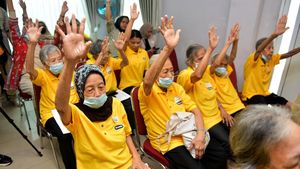 Potret Keseruan Lansia Berkumpul Bersama