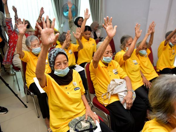 Potret Keseruan Lansia Berkumpul Bersama