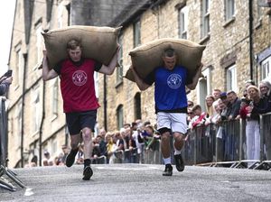 Potret Lomba Lari Ekstrem Sambil Pikul Karung Wol di Inggris
