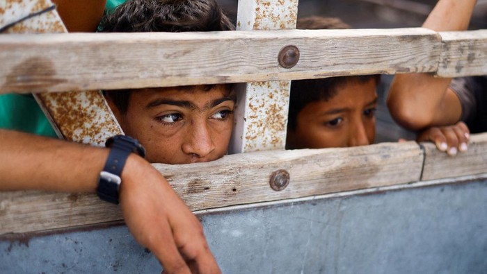 Potret Pilu Anak-anak di Rafah yang Dibombardir Israel Children look into a vehicle carrying the bodies of Palestinians killed in an Israeli strike on an area designated for displaced people, during a funeral, in Rafah in the southern Gaza Strip, May 27, 2024. REUTERS/Mohammed Salem TPX IMAGES OF THE DAY