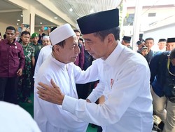 Jokowi Takziah ke Rumah Duka Istri Habib Lutfi, Ikut Salatkan Jenazah