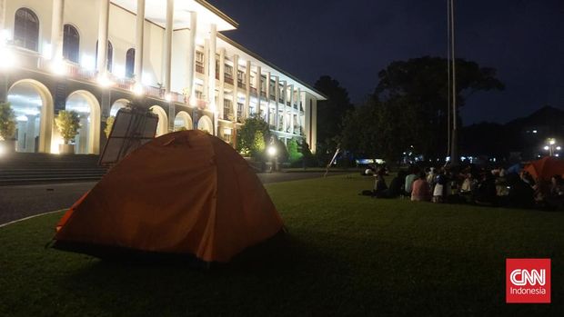 Sejumlah mahasiswa UGM memprotes kebijakan IPI dengan berkemah di laman kampus, Sleman, DIY, Selasa (28/5). (CNN Indonesia/Tunggul)