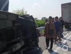 Elf Rombongan Pengantar Haji Terguling di Tol Boyolali