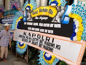 Karangan Bunga Penuhi Rumah Duka Syarifah Salma Istri Habib Luthfi Karangan Bunga Penuhi Rumah Duka Syarifah Salma Istri Habib Luthfi