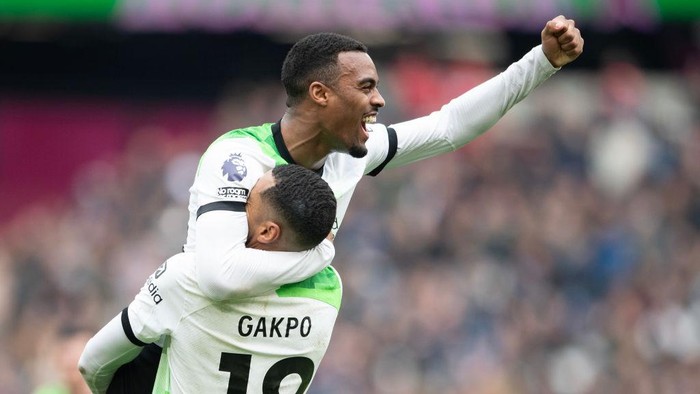 LONDON, ENGLAND - APRIL 27:  Cody Gakpo and Ryan Gravenberch celebrate as Liverpool equalise  2-2 during the Premier League match between West Ham United and Liverpool FC at London Stadium on April 27, 2024 in London, England. (Photo by Visionhaus/Getty Images)