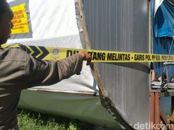 Satpol PP Tutup Paksa Kandang Ayam Tak Berizin di Paiton Probolinggo