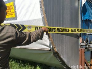 Satpol PP Tutup Paksa Kandang Ayam Tak Berizin di Paiton Probolinggo Satpol PP Tutup Paksa Kandang Ayam Tak Berizin di Paiton Probolinggo