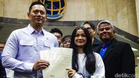 Semringah! Nirina Zubir Terima Sertifikat Tanah dari AHY