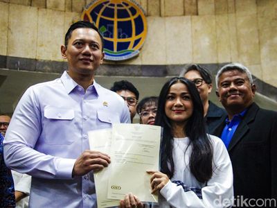 Semringah! Nirina Zubir Terima Sertifikat Tanah dari AHY