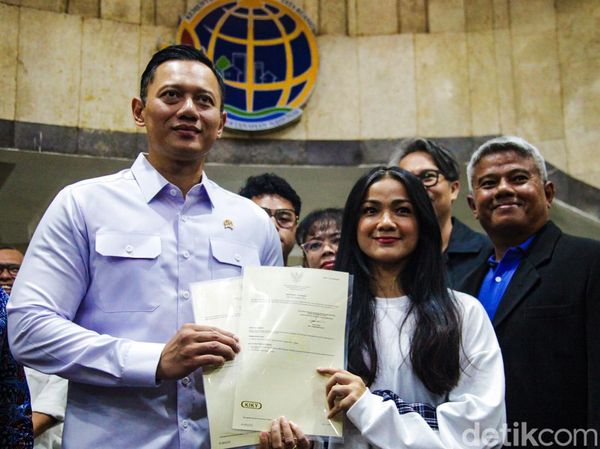 Semringah! Nirina Zubir Terima Sertifikat Tanah dari AHY