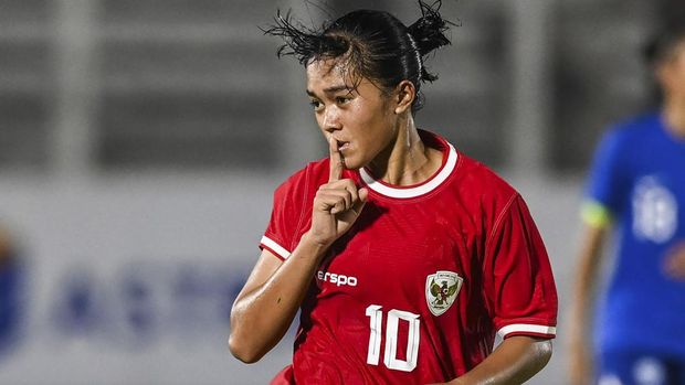 Timnas Indonesia putri menang melawan Singapura Pesepak bola Timnas putri Indonesia Reva Oktaviani melakukan selebrasi usai memenangkan pertandingan pada laga persahabatan melawan Timnas putri Singapura di Stadion Madya, Senayan, Jakarta, Selasa (28/5/2024). Timnas Indonesia menang atas Tim Singapura dengan skor 5-1. ANTARA FOTO/Rivan Awal Lingga