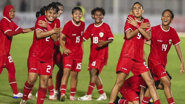 Pesepak bola Timnas putri Indonesia Claudia Alexandra (kedua kanan) bersama timnya melakukan selebrasi usai memasukkan bola ke gawang Timnas putri Singapura pada laga persahabatan di Stadion Madya, Senayan, Jakarta, Selasa (28/5/2024). Timnas Indonesia menang atas Tim Singapura dengan skor 5-1. ANTARA FOTO/Rivan Awal Lingga