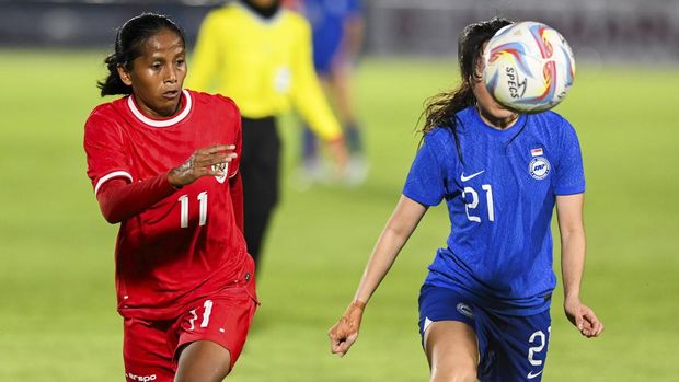 Timnas Indonesia putri menang melawan Singapura Pesepak bola Timnas putri Indonesia Baiq Amiatun (kiri) melewati hadangan pesepak bola Timnas putri Singapura Lim Ying Xuan (kanan) pada laga persahabatan di Stadion Madya, Senayan, Jakarta, Selasa (28/5/2024). Timnas Indonesia menang atas Tim Singapura dengan skor 5-1. ANTARA FOTO/Rivan Awal Lingga