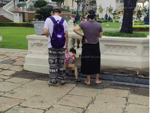 Anak Turis Ini BAK di Situs Suci, Diduga dari China Anak Turis Ini BAK di Situs Suci, Diduga dari China