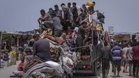 Warga Palestina Berbondong Melarikan Diri dari Rafah