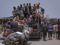 Warga Palestina Berbondong Melarikan Diri dari Rafah