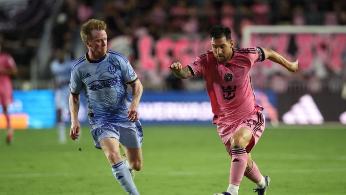 FORT LAUDERDALE, FL - MAY 29: Inter Miami forward Lionel Messi (10) attacks with the ball as Atlanta United midfielder Dax McCarty (13) tires to cut him off in the first half during the game between Atlanta United and Inter Miami CF on Wednesday, May 29, 2024 at Chase Stadium in Fort Lauderdale, Fla. (Photo by Peter Joneleit/Icon Sportswire via Getty Images)