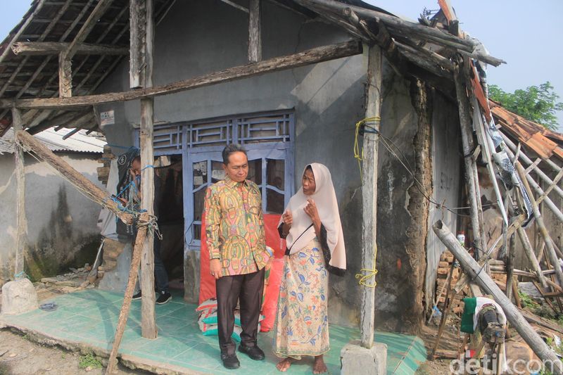 Ada Warga Tinggal di Rumah Mau Ambruk, Pj Kota Serang Fasilitasi Bantuan. (Bahtiar RIfai/detikcom)