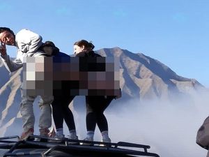 Meresahkan, Bule-bule Ini Foto Turunkan Celana kemudian Pamer Pantat di Bromo Meresahkan, Bule-bule Ini Foto Turunkan Celana kemudian Pamer Pantat di Bromo