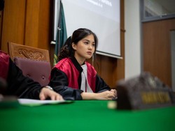 Andrea Tanzil Pakai Jubah Hakim, Lagi Ngapain Ya?