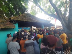 Warga Rela Berjubel Ngalap Berkah di Punden Mbah Kopek Demi Sawahnya Subur