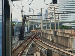 Besi Konstruksi yang Jatuh di Jalur MRT Sempat Kenai Kereta