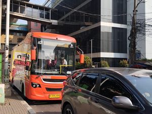 Imbas Proyek Galian, Bus TransJ Terjebak Macet di Pasar Cipulir Jaksel