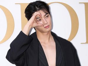 Cha Eun Woo Seksi Pamer Dada di Acara DIOR, Gayanya Jadi Pro & Kontra Cha Eun Woo Seksi Pamer Dada di Acara DIOR, Gayanya Jadi Pro & Kontra