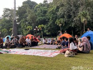 Mahasiswa UGM Protes Uang Pangkal-UKT Bertahan Berkemah Depan Balairung Mahasiswa UGM Protes Uang Pangkal-UKT Bertahan Berkemah Depan Balairung