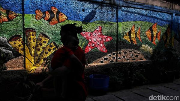 Edukasi Pelestarian Lingkungan hingga Biota Laut lewat Mural di Jakut