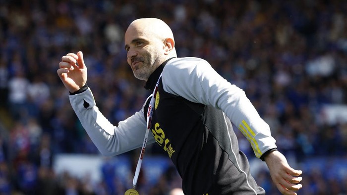 Soccer Football - Championship - Leicester City v Blackburn Rovers - King Power Stadium, Leicester, Britain - May 4, 2024 Leicester City manager Enzo Maresca celebrates after winning the Championship Action Images via Reuters/Peter Cziborra NO USE WITH UNAUTHORIZED AUDIO, VIDEO, DATA, FIXTURE LISTS, CLUB/LEAGUE LOGOS OR LIVE SERVICES. ONLINE IN-MATCH USE LIMITED TO 45 IMAGES, NO VIDEO EMULATION. NO USE IN BETTING, GAMES OR SINGLE CLUB/LEAGUE/PLAYER PUBLICATIONS.