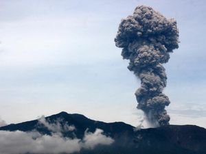 Gunung Marapi Erupsi, Lontarkan Abu Vulkanik 300 Meter Gunung Marapi Erupsi, Lontarkan Abu Vulkanik 300 Meter