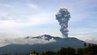 Potret Gunung Marapi yang Kembali Erupsi