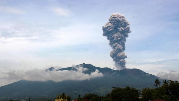 Potret Gunung Marapi yang Kembali Erupsi