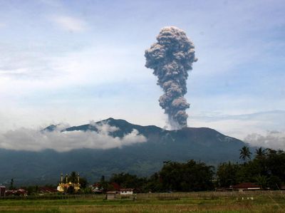 Potret Gunung Marapi yang Kembali Erupsi