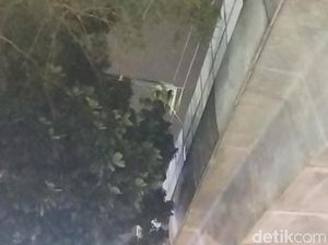 MRT Disetop Sementara, Petugas Masih Evakuasi Besi yang Jatuh MRT Disetop Sementara, Petugas Masih Evakuasi Besi yang Jatuh
