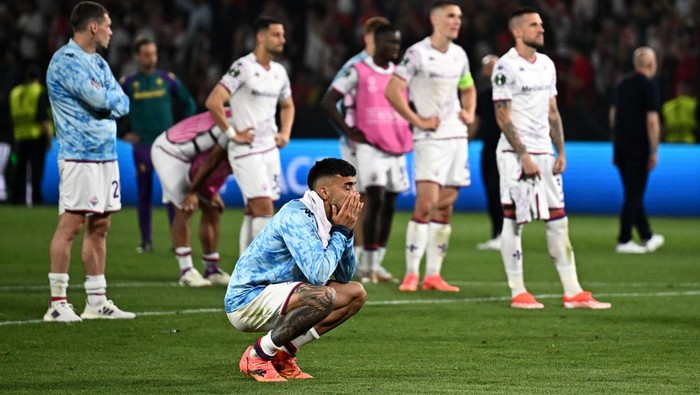 Soccer Football - Europa Conference League - Final - Olympiacos v Fiorentina - Agia Sophia Stadium, Athens, Greece - May 30, 2024 Fiorentinas Nicolas Gonzalez looks dejected after the match REUTERS/Dylan Martinez