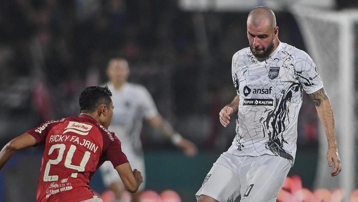 Gelandang Borneo FC Wiljan Pluim dijaga ketat kapten Bali United Ricky Fajrin.