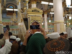 Lirih Lantunan Selawat Saat Memasuki Taman Surga di Masjid Nabawi Lirih Lantunan Selawat Saat Memasuki Taman Surga di Masjid Nabawi