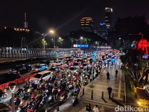 Jalan Sudirman Arah Blok M Macet Malam Ini