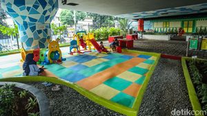 Potret Kolong Fly Over Balimester Disulap Jadi Taman Bermain Anak